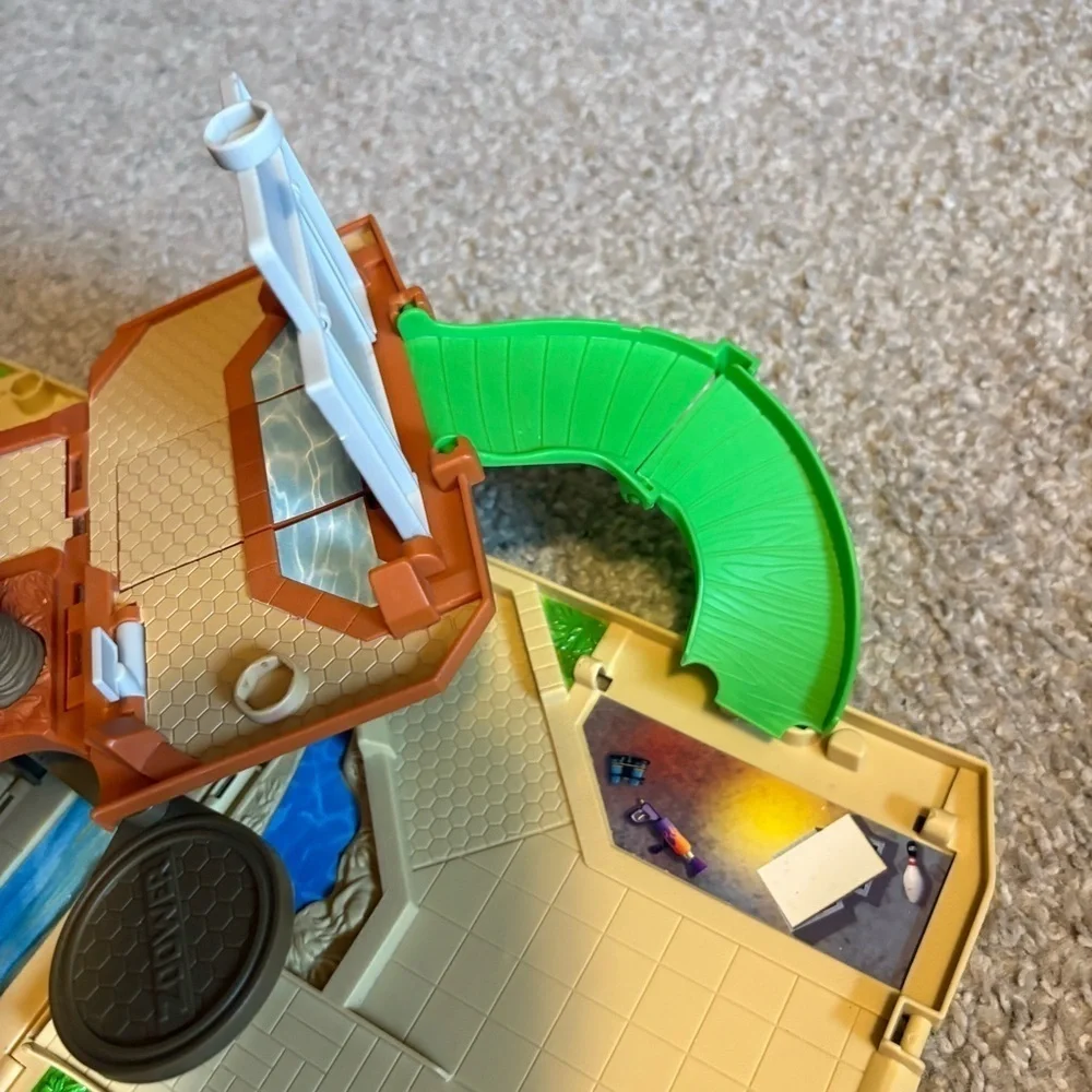 Matchbox Pop Up The Penguins of Madagascar Playset Mattel Vintage W/ Car